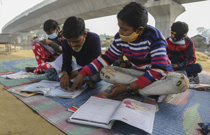 Hindistan'da 18 yaşındaki gönüllü öğretmen eğitim veriyor