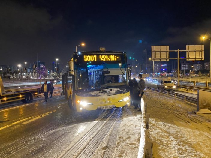 İstanbul'da kar lastiği olmayan 500T kodlu otobüs yolda kaldı