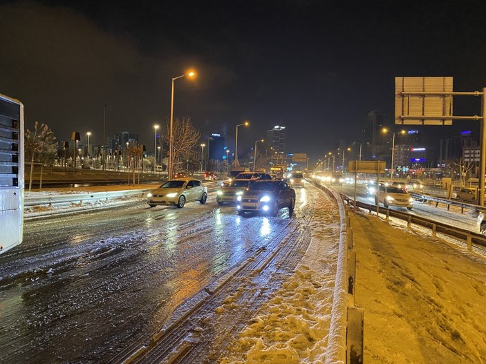 İstanbul'da kar lastiği olmayan 500T kodlu otobüs yolda kaldı