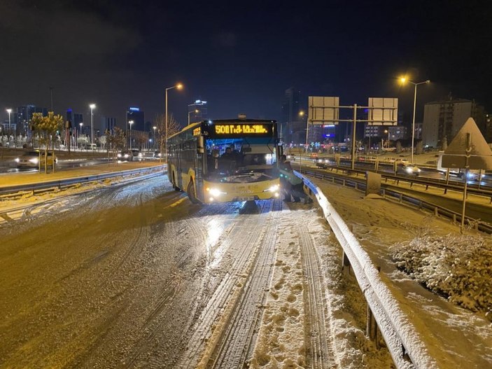 İstanbul'da kar lastiği olmayan 500T kodlu otobüs yolda kaldı