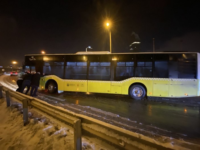 İstanbul'da kar lastiği olmayan 500T kodlu otobüs yolda kaldı