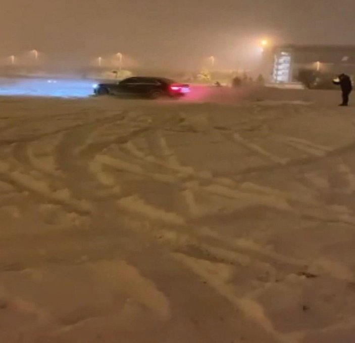 İstanbul'da kar ve buz üstünde drift attılar