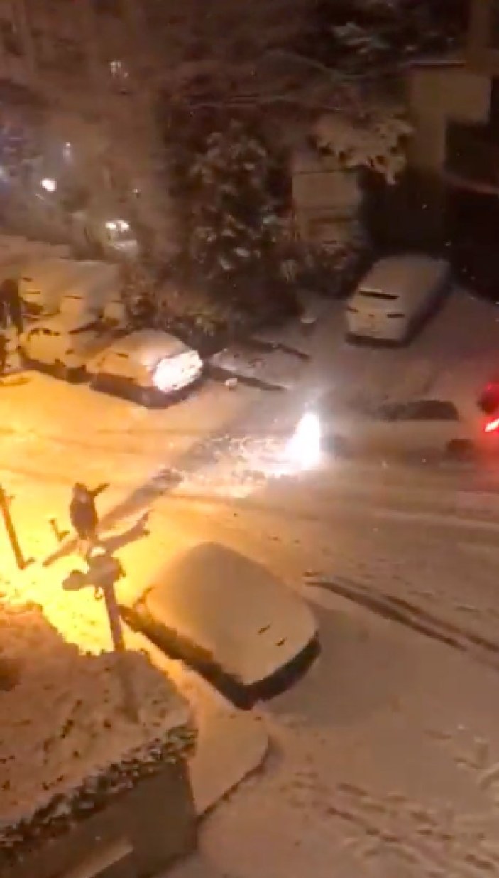 İstanbul'da kar nedeniyle araçlar kontrolden çıktı