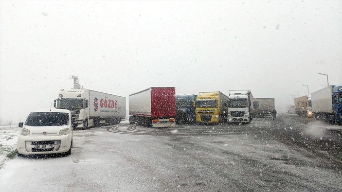 İstanbul'da kar yağışı, hayatı olumsuz etkiledi
