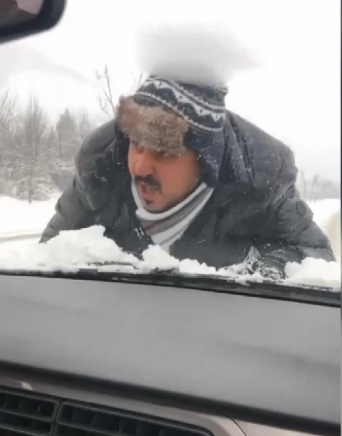 Başakşehir'de, buzlu yollarda vatandaşlar araçların üzerine çıktı