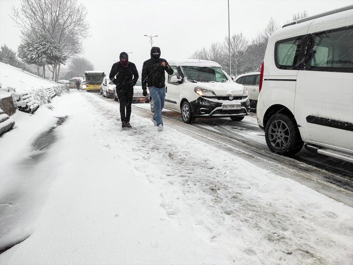 İstanbul'da kar yağışı, hayatı olumsuz etkiledi