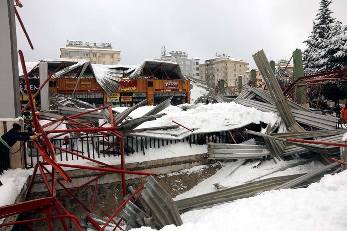 Gaziantep’te pazar yerinin çatısı araçların üzerine çöktü