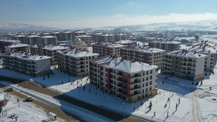 a Elazığ ve Malatya'da depremzedeler yeni konutlarında yaşamını sürdürüyor