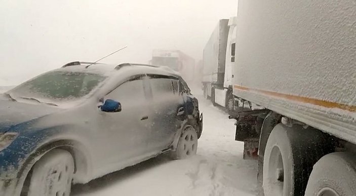 Kuzey Marmara Otoyolu'nda 30'dan fazla araç zincirleme kazaya karıştı
