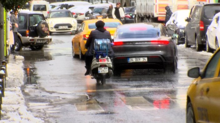 İstanbul’da dağıtım yapan moto kurye: Çalışmak zorundayız