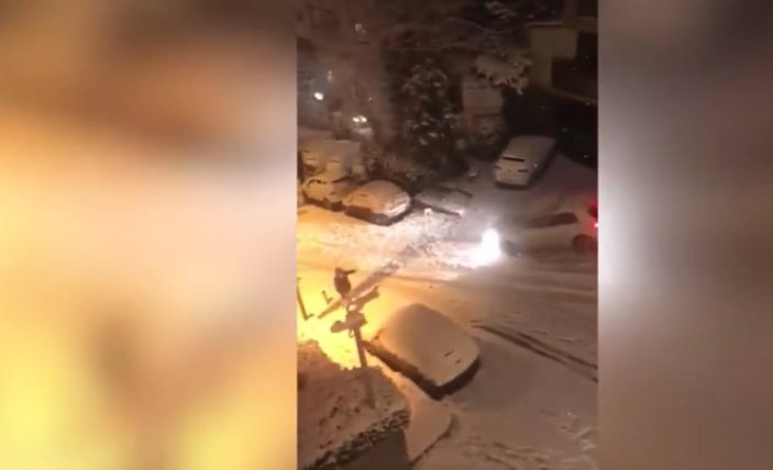 Şişli'de bir araç buzlanan yolda kaydı, çarparak durabildi