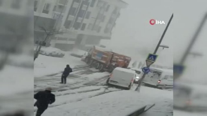 Esenyurt'ta karda kayan tuzlama aracı, yolda kalan otomobillere çarptı