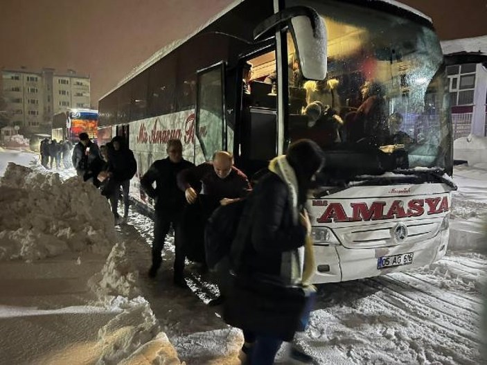 Diyarbakır’da, 2 otobüste mahsur kalan 80 kişi kurtarıldı