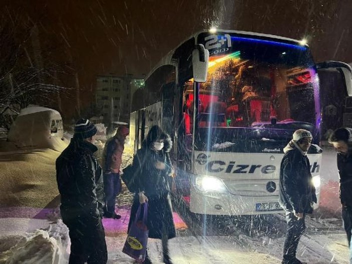 Diyarbakır’da, 2 otobüste mahsur kalan 80 kişi kurtarıldı