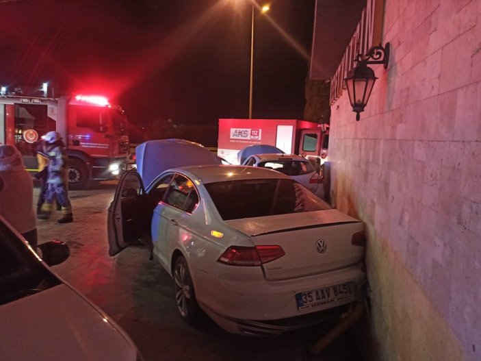 İzmir'de lastik kontrolü için duran araca otomobil çarptı: 2 yaralı