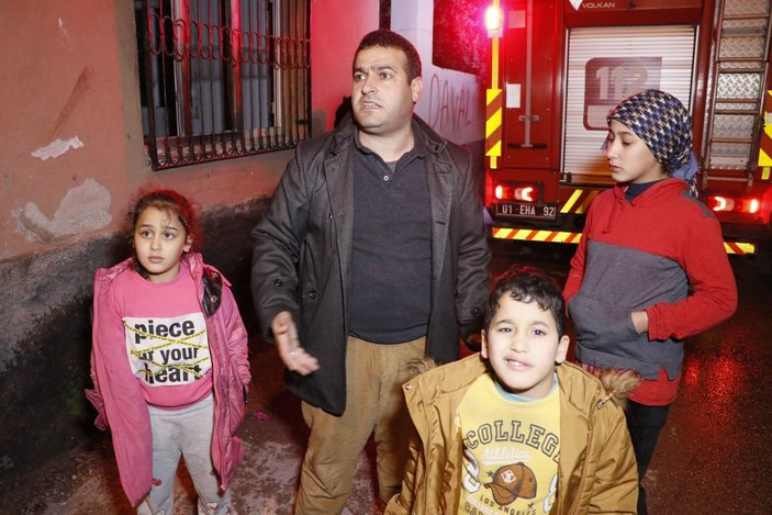 Adana'da camı kırıp, evi kundakladılar
