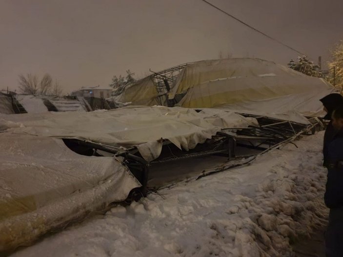 Tokat'ta yoğun kar yağışına dayanamayan halı sahanın çatısı çöktü