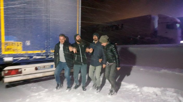 Erzincan'da, soğuk havada tır sürücüleri halay çekerek ısınmaya çalıştı
