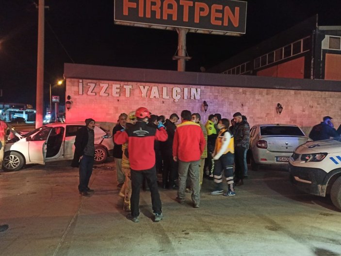 İzmir'de lastik kontrolü için duran araca otomobil çarptı: 2 yaralı