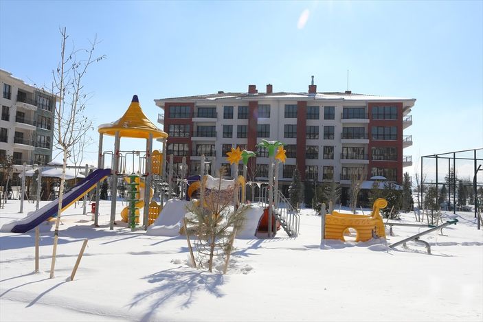 a Elazığ ve Malatya'da depremzedeler yeni konutlarında yaşamını sürdürüyor