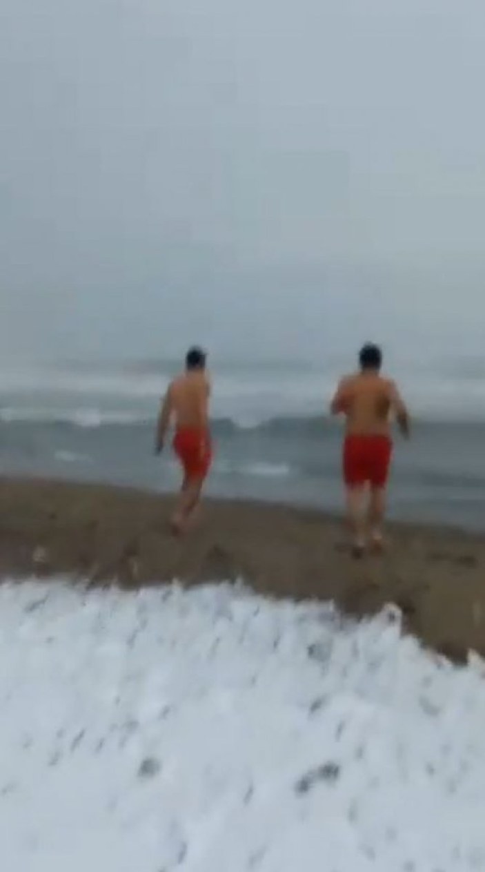 Antalya’da iki kardeş kar altında denize girdi