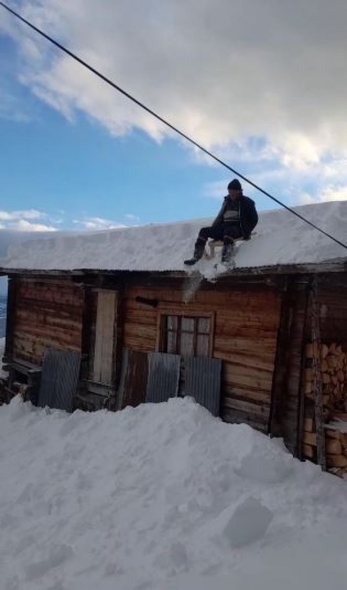 Artvin'de dede ve torunun kar eğlencesi