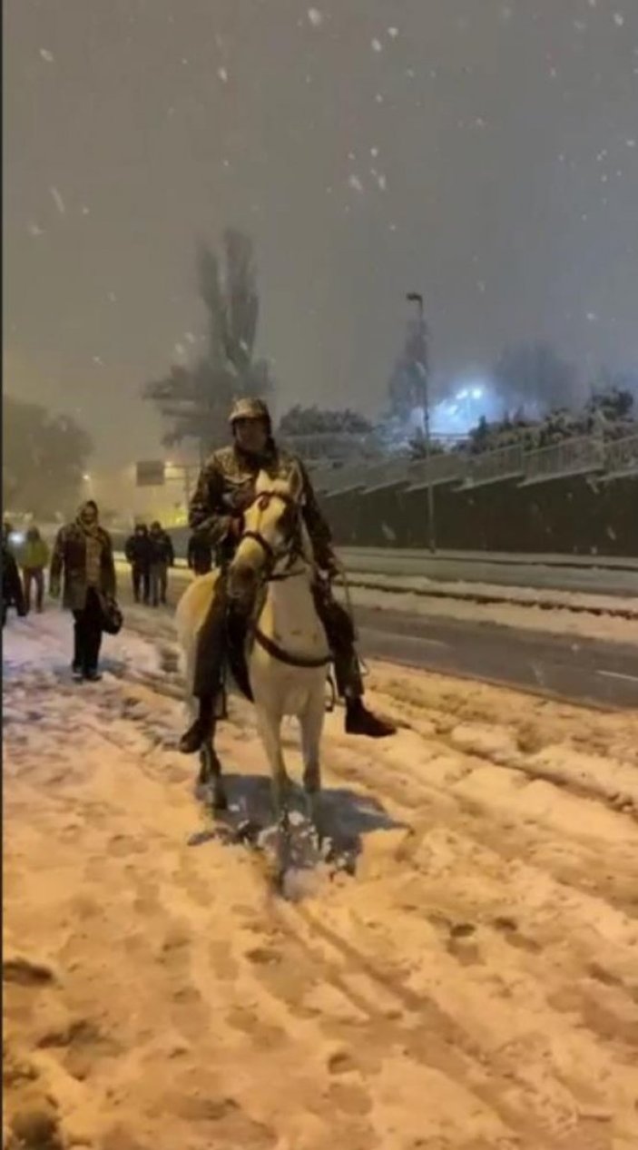 İstanbul'da yollar kapanınca atla gezmeye çıktı