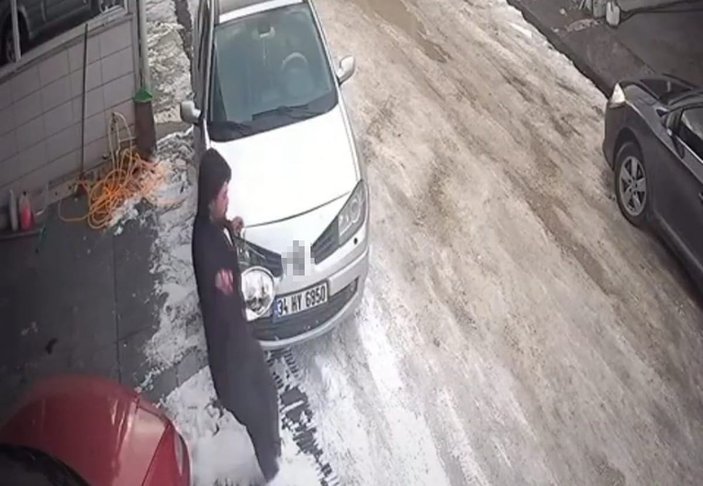 Bursa'daki genç, çay taşırken buzda kaydı