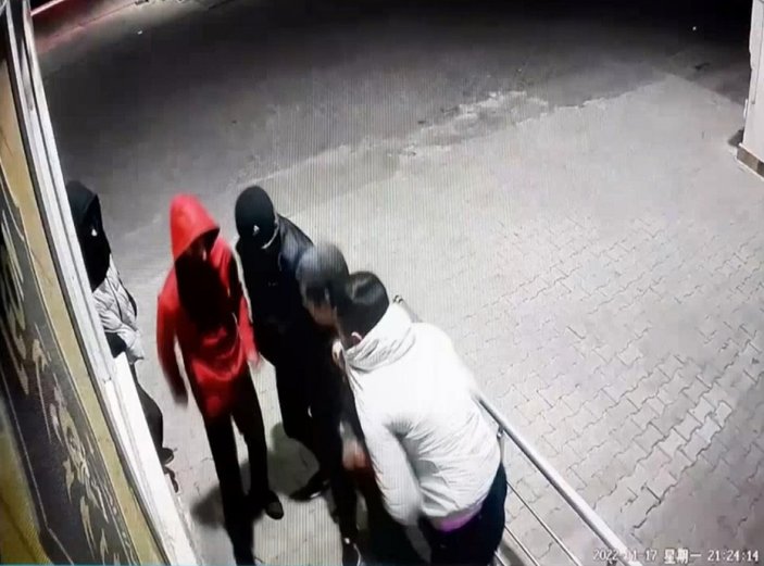 Diyarbakır’da, bıçakla tehdit edip gasp yapan 3 kişi tutuklandı