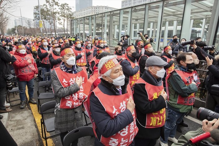 Güney Kore'de koronavirüs kısıtlamalarına saç tıraşlı protesto