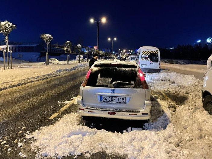 Hadımköy'de sürücüler yolda bıraktıkları araçlarını çekiyor