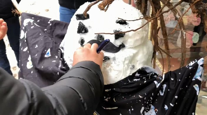 Elazığ'da müşteri bulamayan berber kardan adamı tıraş etti