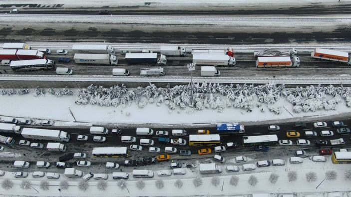 İSTOÇ mevkiinde yüzlerce aracın bekleyişi sürüyor