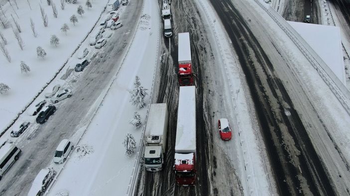 İSTOÇ mevkiinde yüzlerce aracın bekleyişi sürüyor