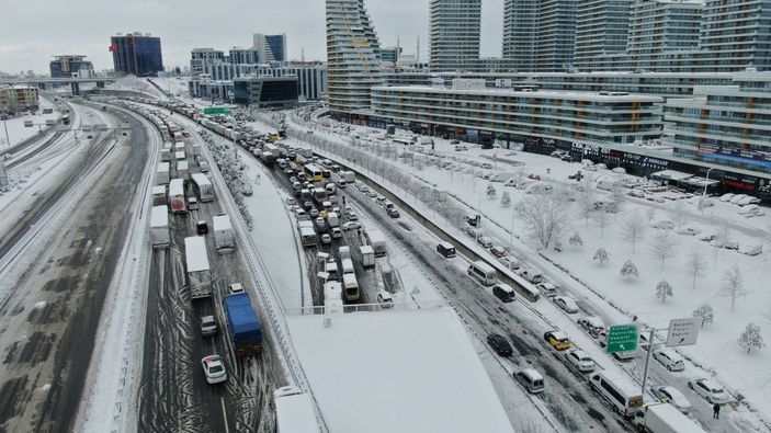 İSTOÇ mevkiinde yüzlerce aracın bekleyişi sürüyor