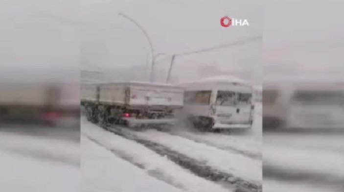 Esenyurt'ta buzlu yolda araçlara çarpan kamyon