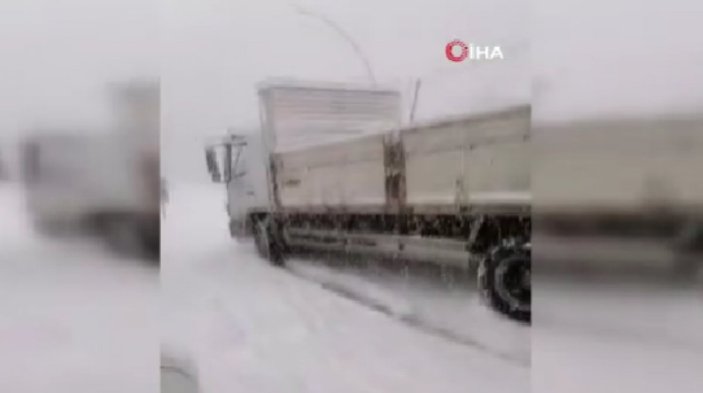 Esenyurt'ta buzlu yolda araçlara çarpan kamyon