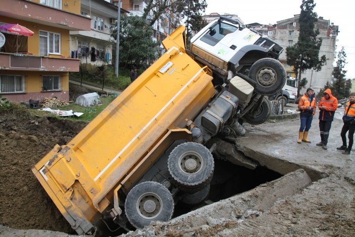 Rize’de yol çöktü, kamyon dere yatağına düştü