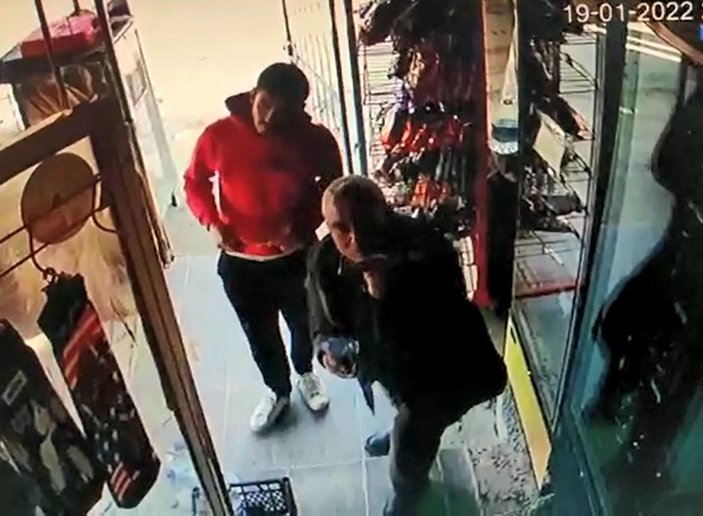 Çanakkale’de açık unutulan markette, aldıklarını kameraya gösterip ücreti bıraktılar