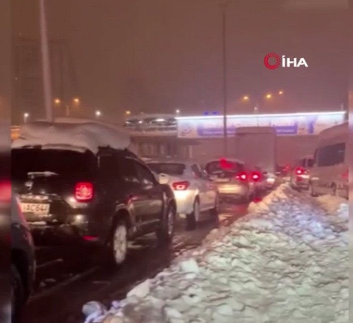 İstanbul'da araçlar yolda kaldı, trafikte uzun kuyruklar oluştu