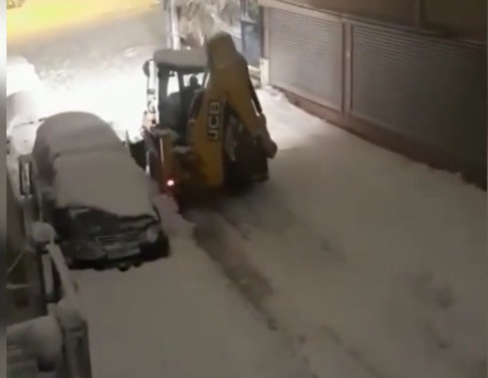 Küçükçekmece'de karda kapanan yollarını kendi iş makinesiyle temizledi