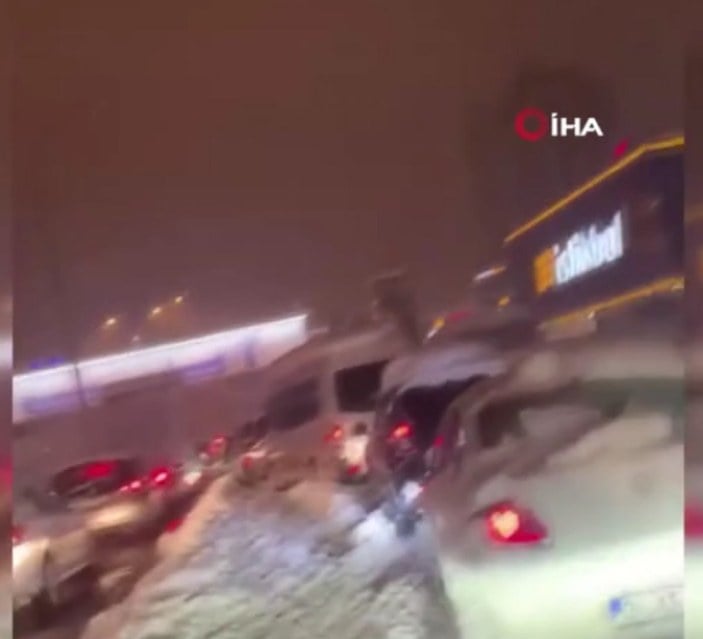 İstanbul'da araçlar yolda kaldı, trafikte uzun kuyruklar oluştu