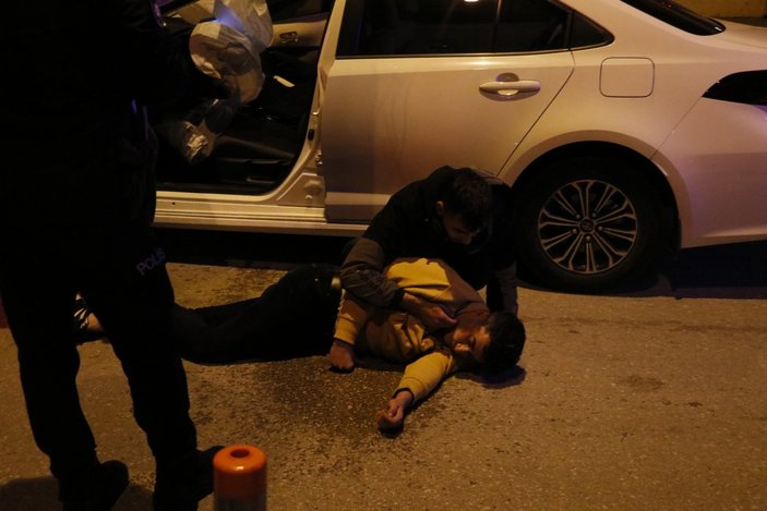 Adana'da seyir halindeyken bayılan sürücü, polis aracına arkadan çarptı