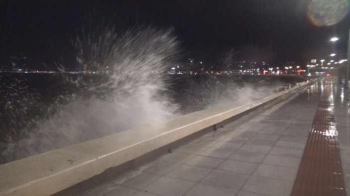İzmir'de fırtına denizi taşırdı