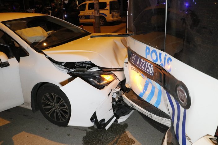 Adana'da seyir halindeyken bayılan sürücü, polis aracına arkadan çarptı