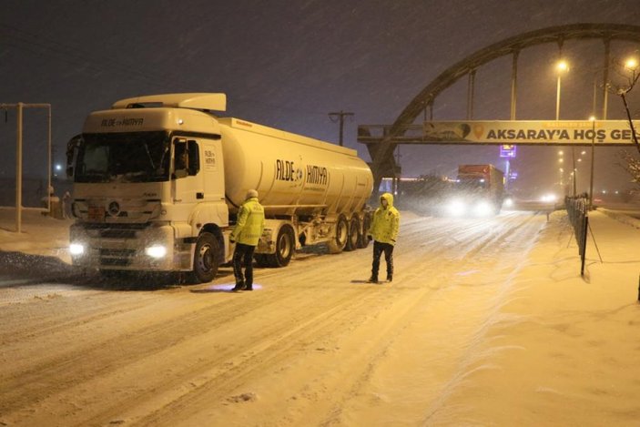 Aksaray-Adana ve Nevşehir karayolları tırlara ulaşıma kapatıldı