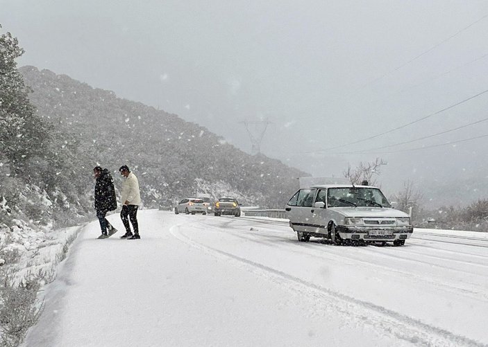 Antalya'da kar yağışı: Araçlar D400 yolunda kaldı