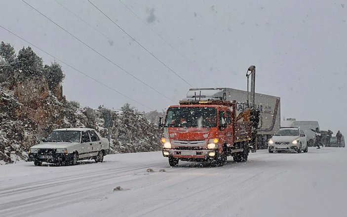 Antalya'da kar yağışı: Araçlar D400 yolunda kaldı
