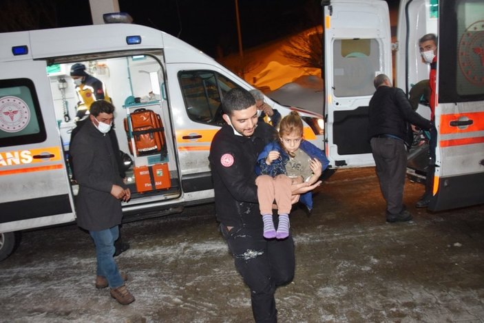 Bitlis’te zehirlenen anne ile 5 çocuğu, 4 saatte hastaneye ulaştırıldı