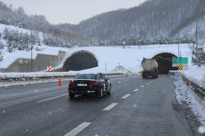 Bolu Dağı'nda kar yağışı devam ediyor